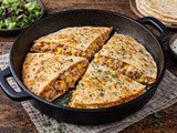 Pita v ponvi: tortilja s tuno, sirom in koruzo